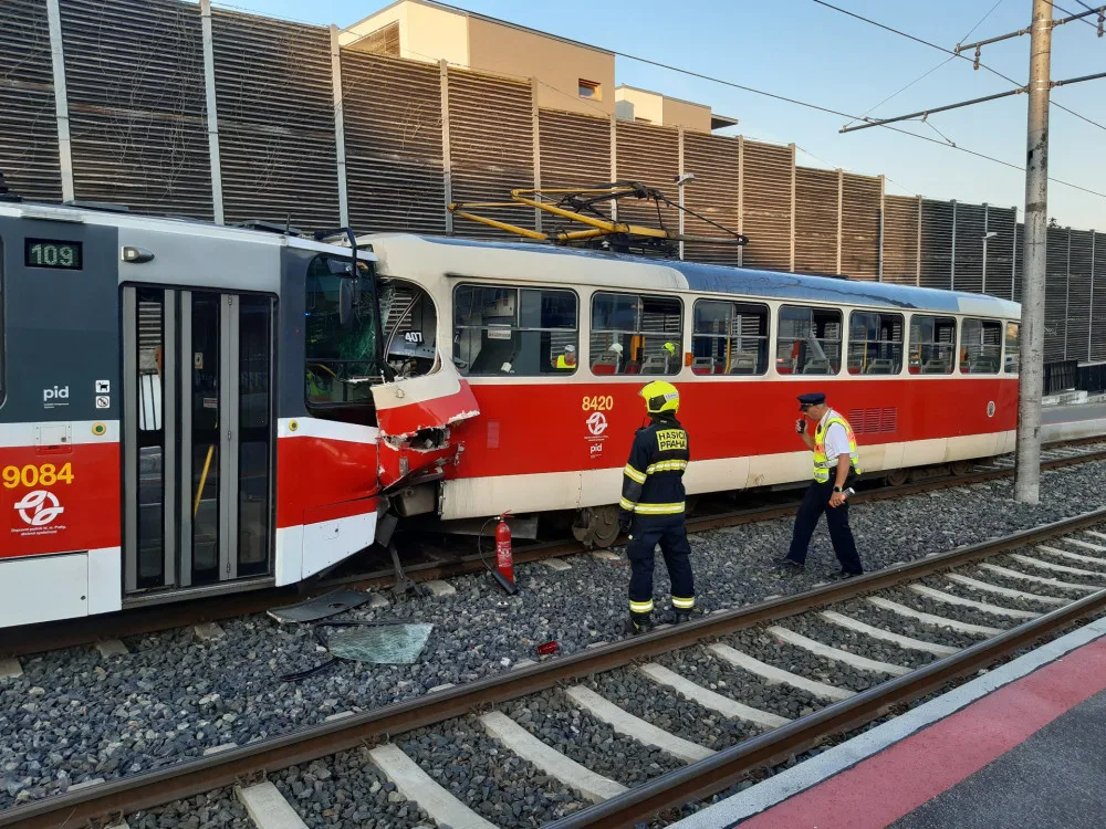 V jedné z tramvají zůstala zaklíněná řidička.