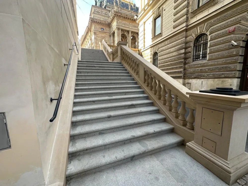 Praha 1 otevřela opravené schody v Divadelní, rekonstrukce se nelíbí vozíčkářům