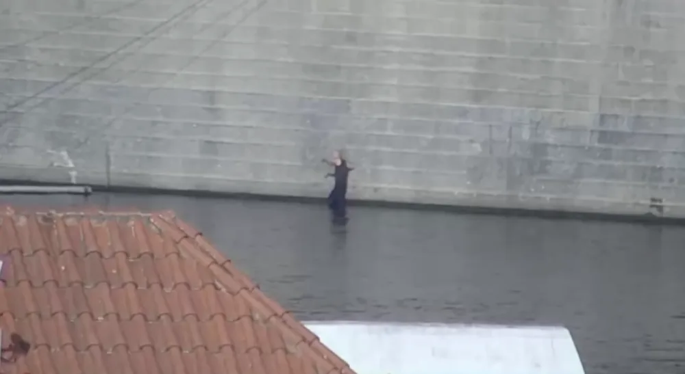 Muž se z vody nedokázal dostat sám.