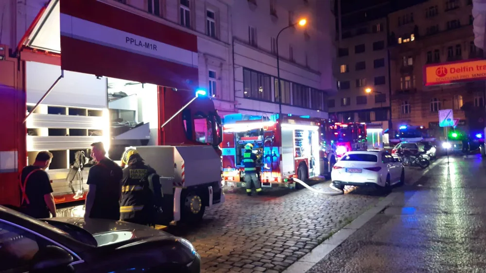 Noční požár v Praze si vyžádal milionovou škodu