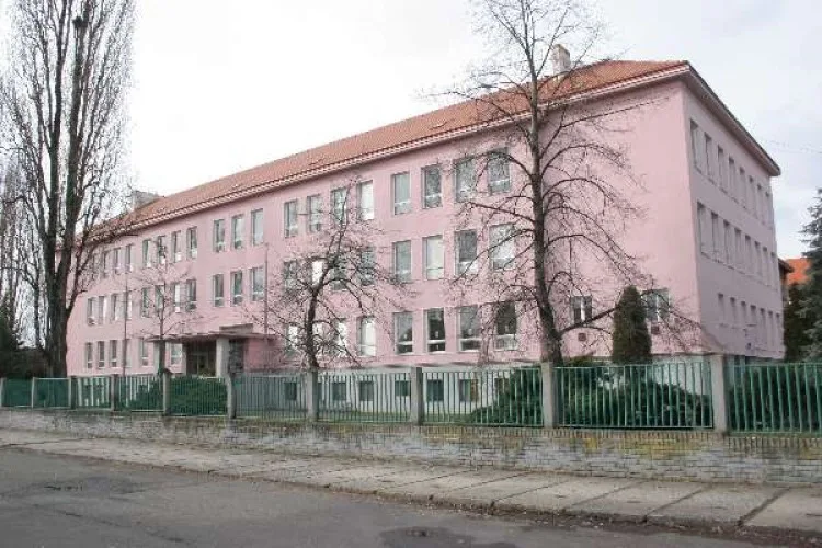 Praha 8 upraví křižovatku u školy, kde do silnice často vstupovaly děti