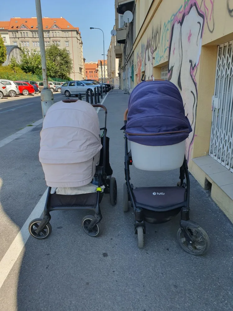 Žena z Letné si stěžuje na rozšíření chodníku. Bojí se, že přiláká partičky opilců