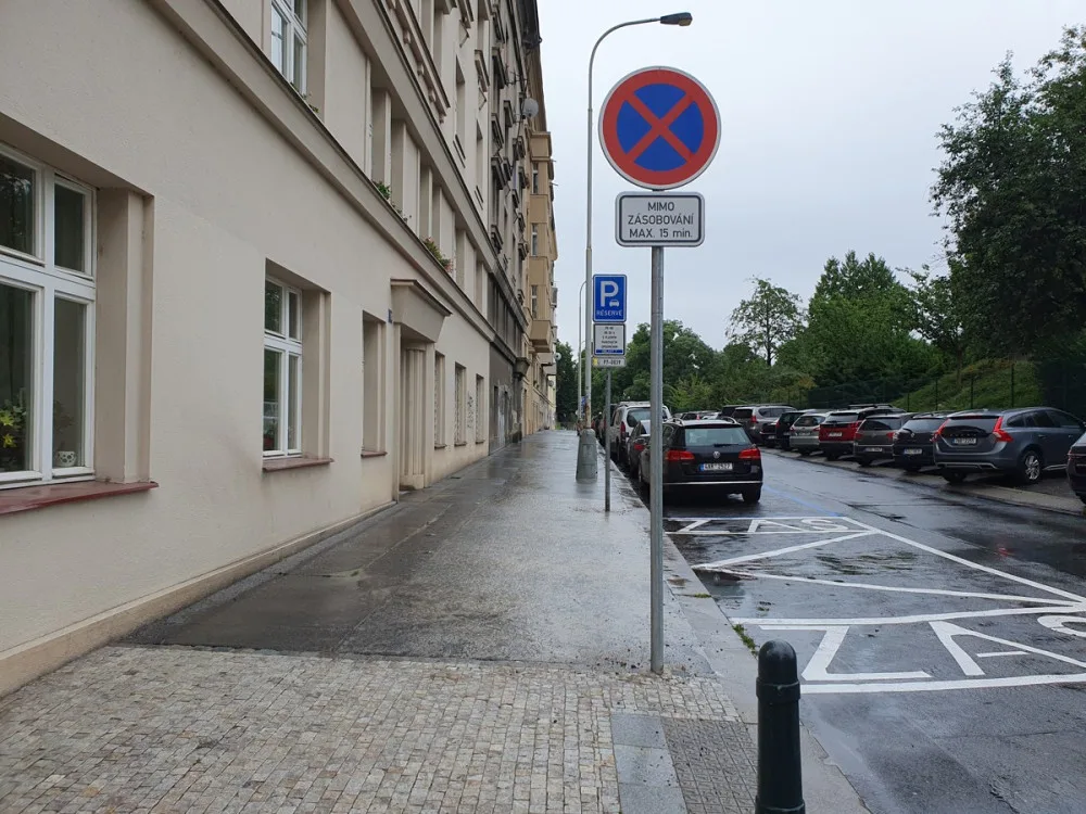 Žena z Letné si stěžuje na rozšíření chodníku. Bojí se, že přiláká partičky opilců