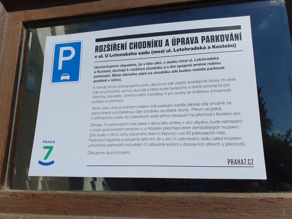 Žena z Letné si stěžuje na rozšíření chodníku. Bojí se, že přiláká partičky opilců