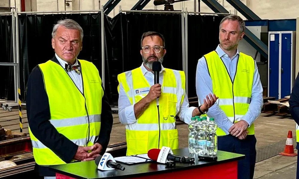 Martin Pacovský (na fotce uprostřed).