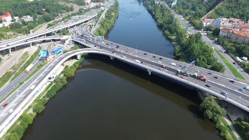 Letos opravovaná část Barrandovského mostu je po měsících opět průjezdná