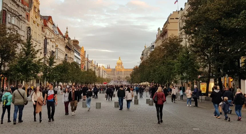 Slovanská epopej by mohla být v obchodním centru na Václaváku, kritikům se to nelíbí