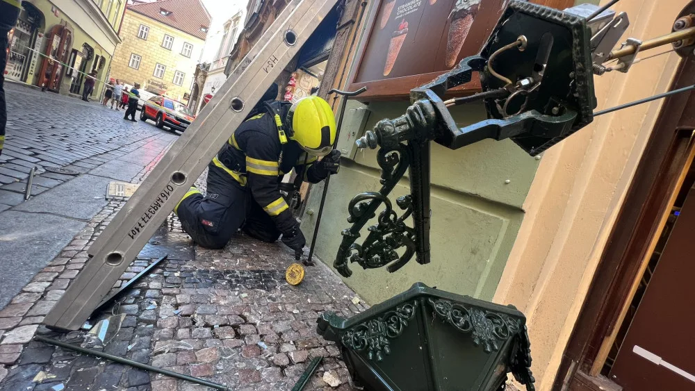 Karlovu ulici v centru Prahy uzavřela nehoda, auto urazilo plynovou lampu