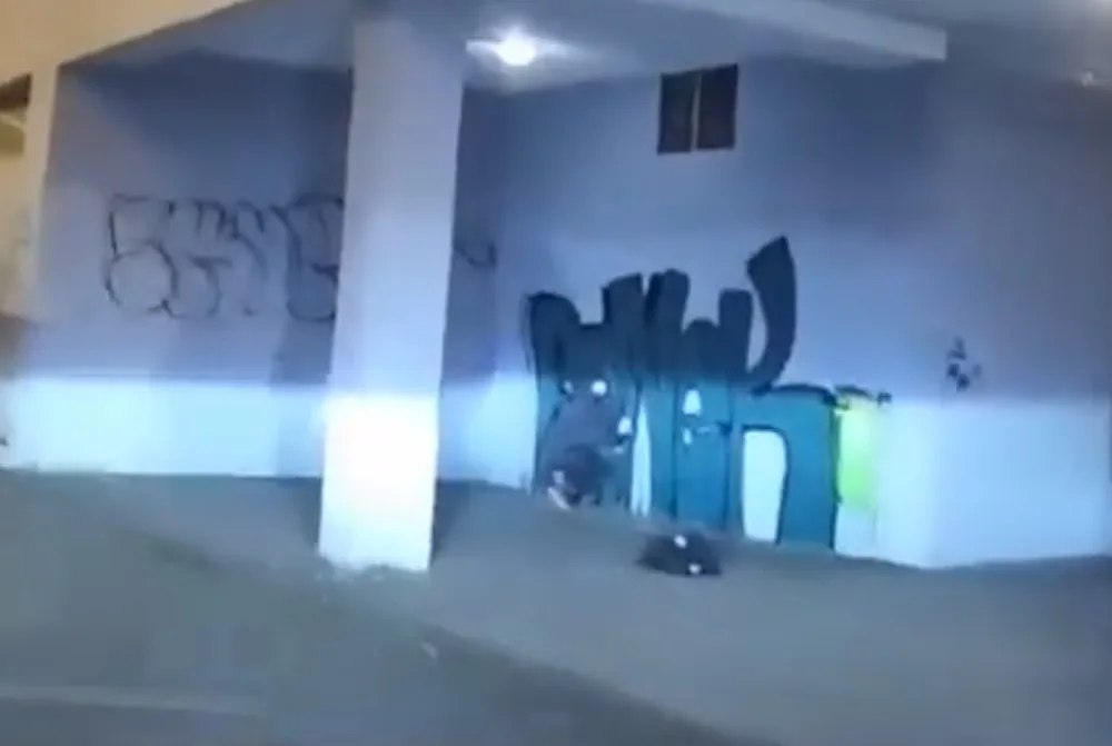 Dvanáctiletý kluk v kukle sprejoval ve dvě hodiny ráno na fasádu budovy v Praze