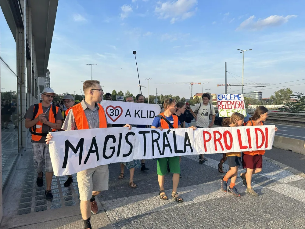 VIDEO: Třicítkáři jsou zpět v akci. Vyrazili po chodníku a chystají soud