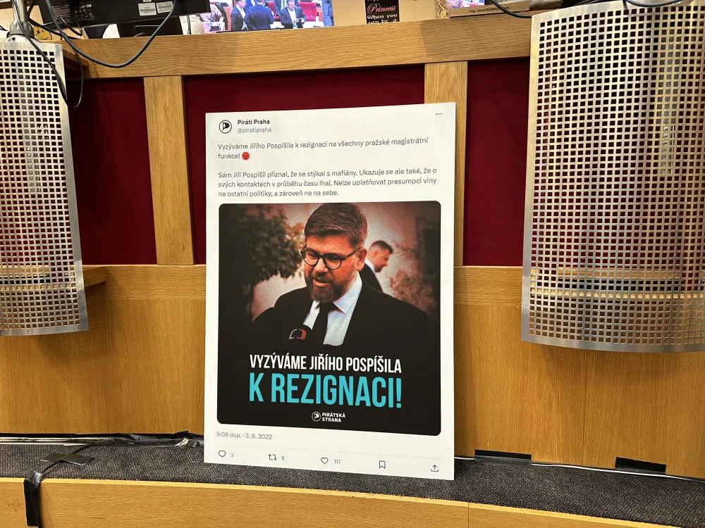 Praha Sobě chce odvolat Pospíšila. Zameťte si před vlastním Prahem, řekl Portlík a rozdal jim košťata