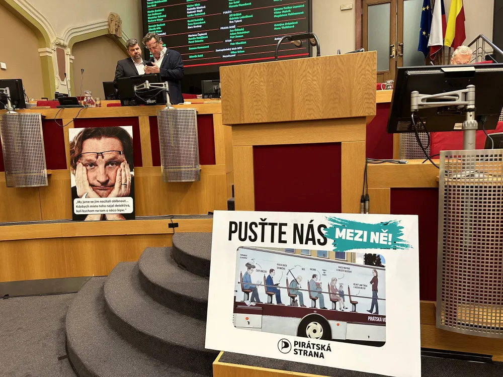 Praha Sobě chce odvolat Pospíšila. Zameťte si před vlastním Prahem, řekl Portlík a rozdal jim košťata