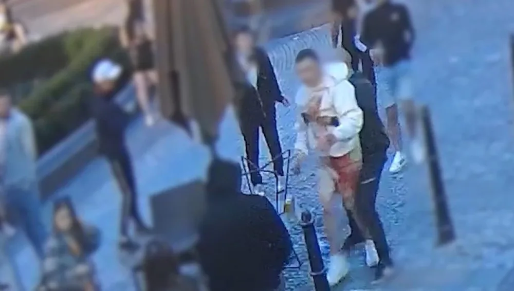 VIDEO: Bitka v centru skončila pro mladíka prasklou lebkou. Agresorovi hrozí deset let