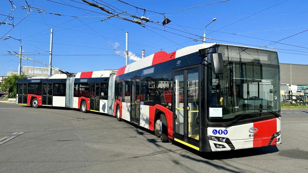 Tříčlánkový trolejbus.