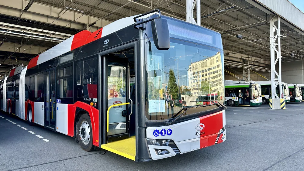 Obří tříčlánkový trolejbus z Plzně má téměř 25 metrů, bude vozit cestující v Praze na letiště
