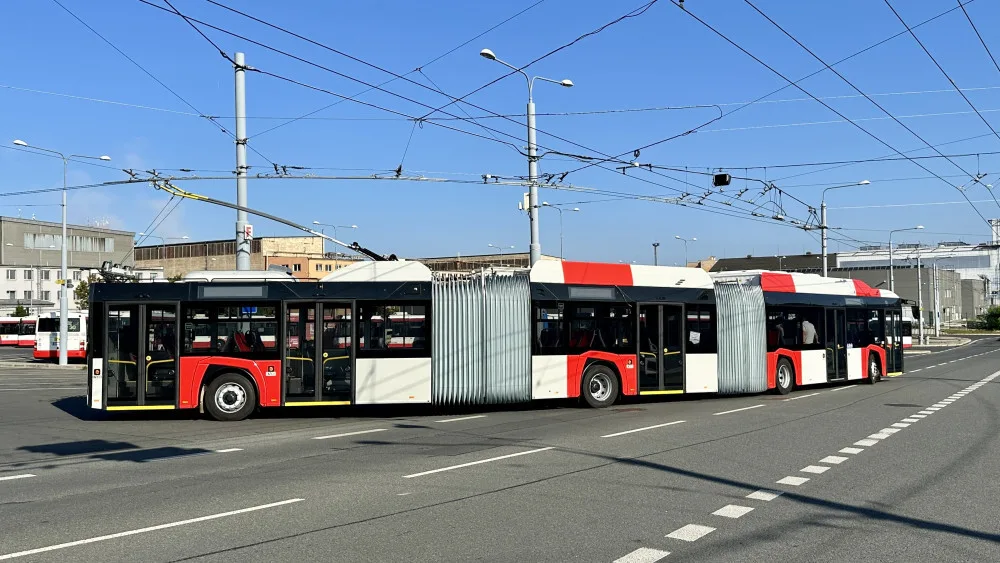 Obří tříčlánkový trolejbus z Plzně má téměř 25 metrů, bude vozit cestující v Praze na letiště