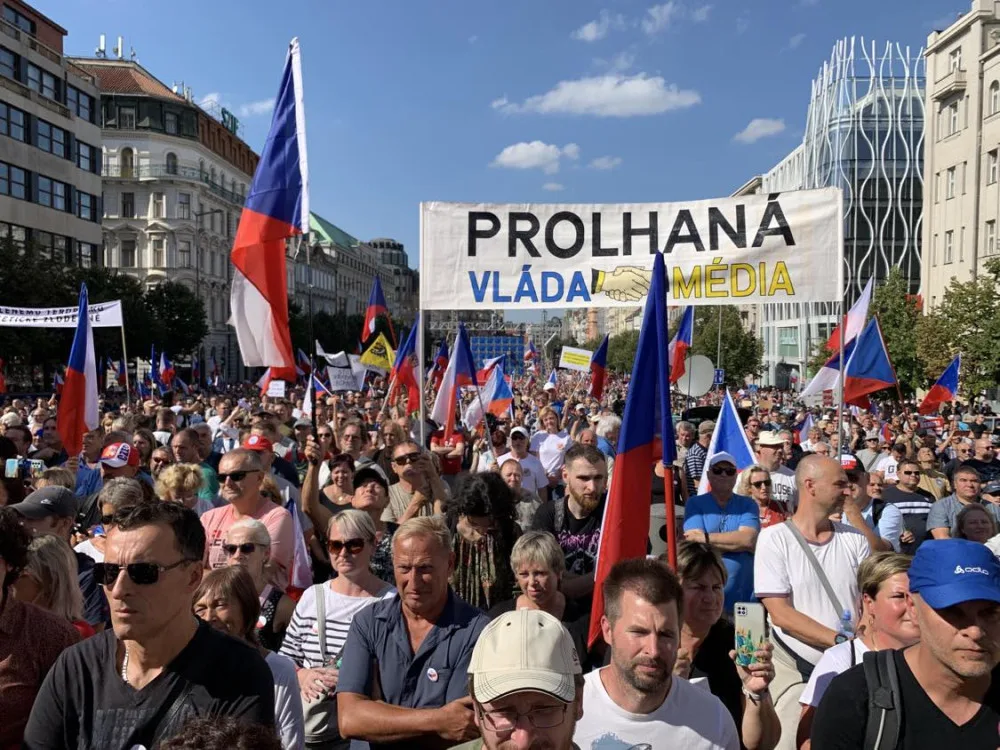VIDEO: Lidé v Praze protestují proti vládě. Mezi řečníky jsou i dezinformátoři
