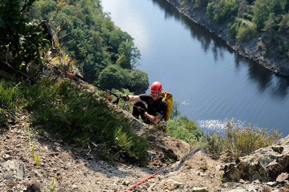 FOTO: Pražští hasiči absolvovali pravidelné lezecké cvičení