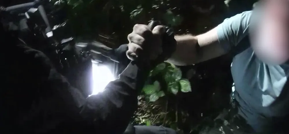 Muže zachránili až policisté.