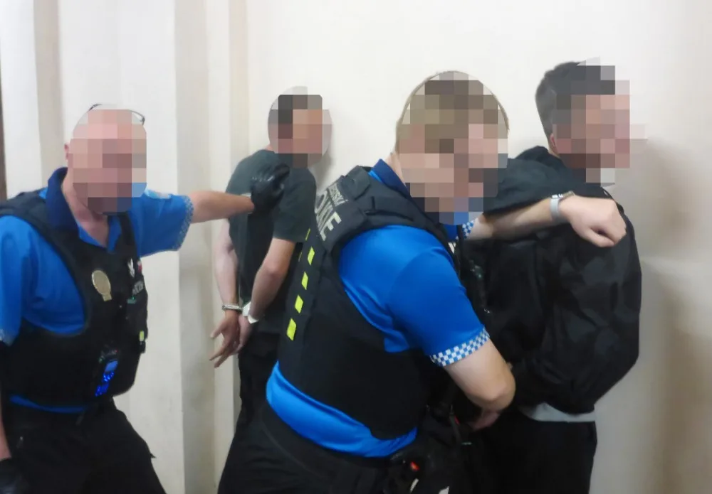 Tři muži se nemohli slušně zbavit jiného, tak ho zbili a zkopali. Skončil zakrvácený v kolejišti tramvaje