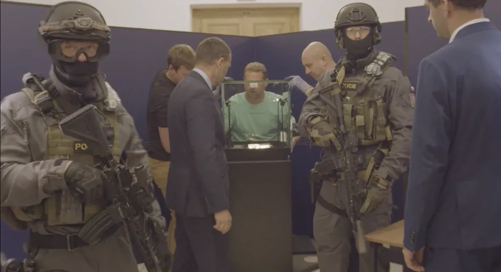 Na převoz dohlížela policie.