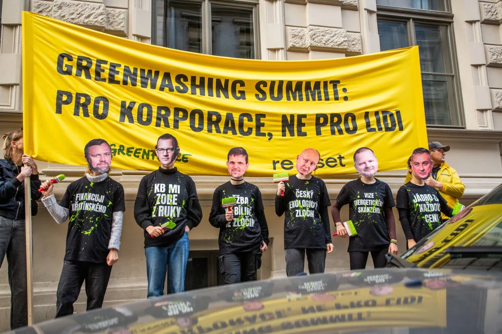Aktivisté protestovali v maskách