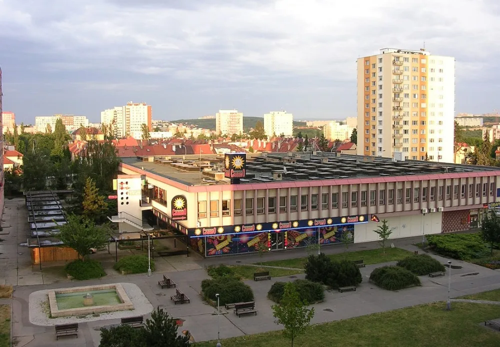 Obchodní centrum mají nahradit dvanáctipatrové domy. Místní protestují