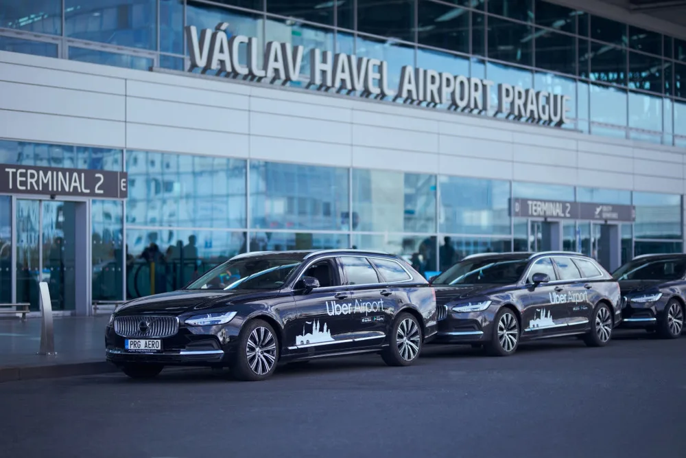 Běžné taxíky na pražském letišti nahradil Uber. Cestující chtěli znát cenu jízdy předem