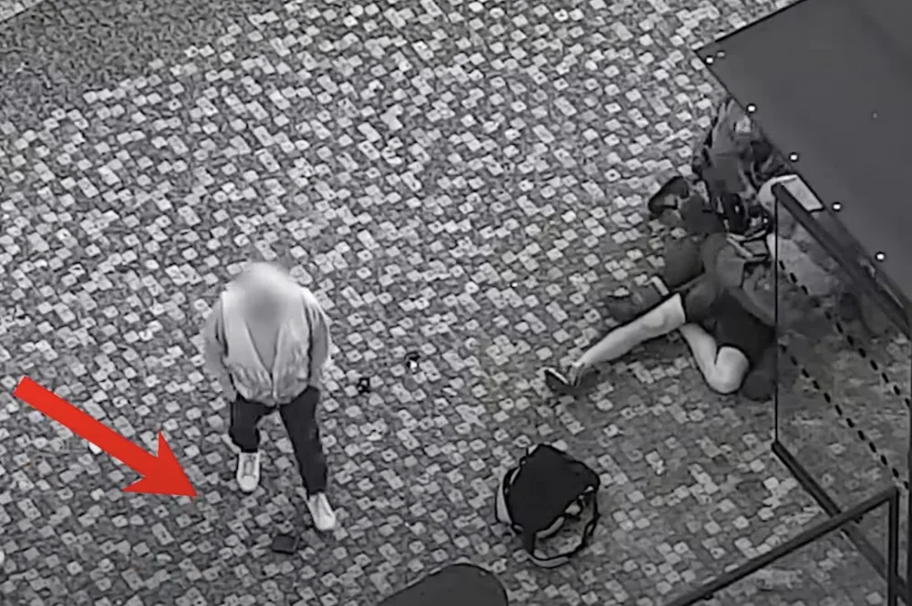 Muž chtěl využít situace a ukrást peněženku.