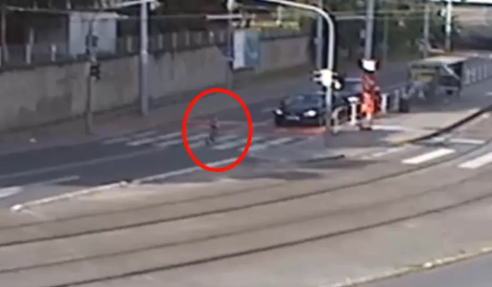 VIDEO: Osmiletý chlapec, řekl rodičům, že odchází. Zatímco ho hledala policie, procházel se Prahou