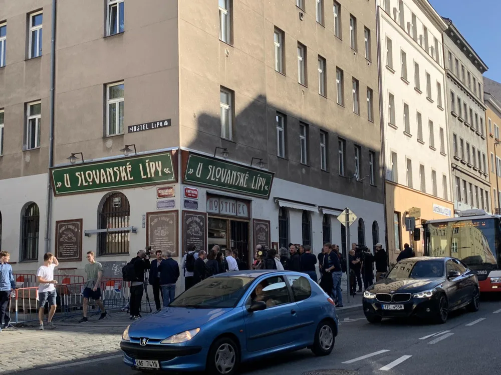 VIDEO: Začala výměna cedulí z bývalé Koněvovy ulice. Mezi lidmi je o ně obrovský zájem
