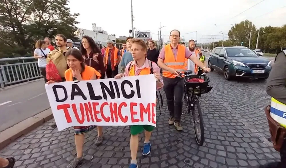 VIDEO: Aktivisté opět vstoupili do silnice. Blokují magistrálu