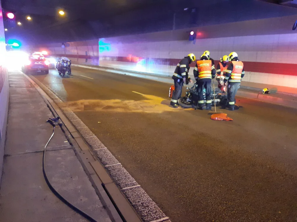 Motorkář narazil do zdi tunelu Mrázovka, na místě zemřel