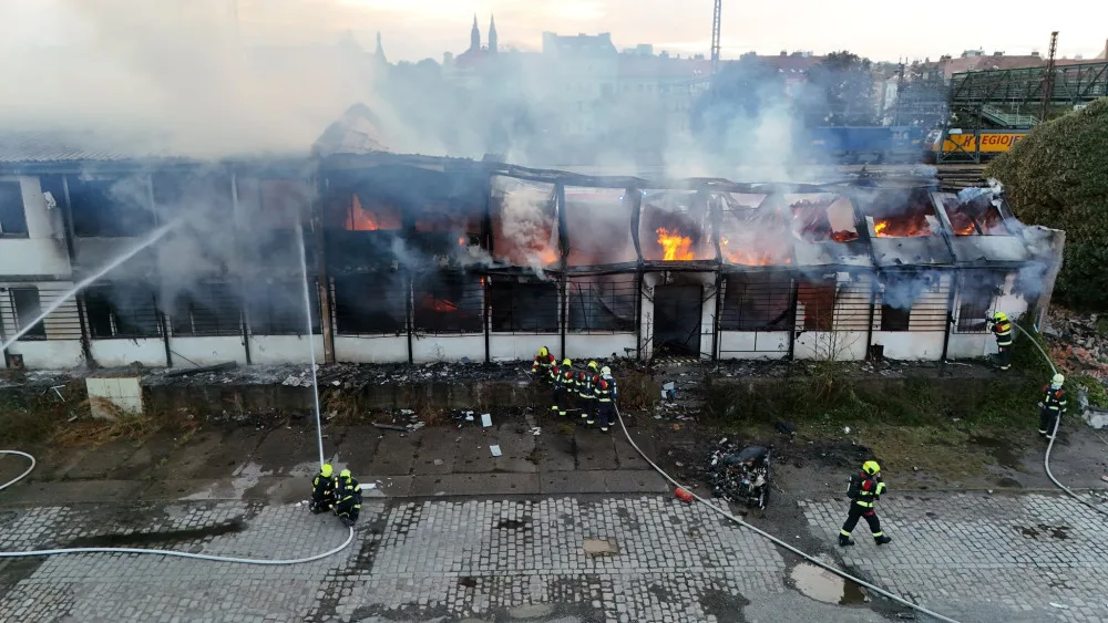 Pražští hasiči zasahují u požáru vybydlené budovy na Smíchově. Evakuovali několik bezdomovců