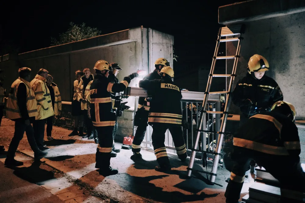 VIDEO: Na Zbraslavi proběhla cvičná výstavba protipovodňových zábran