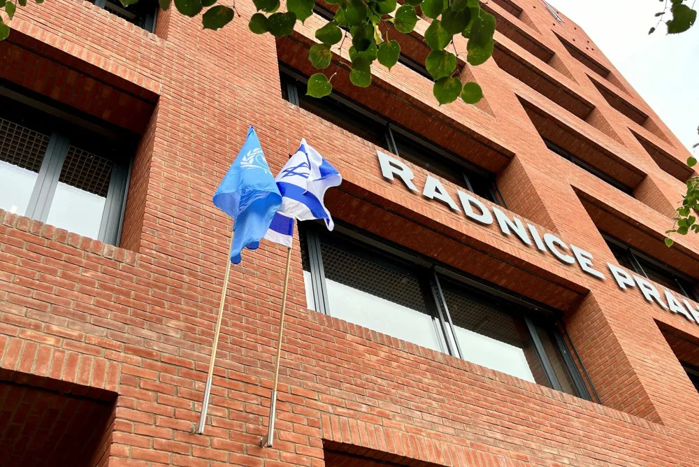 Vlajka na radnici Prahy 7.