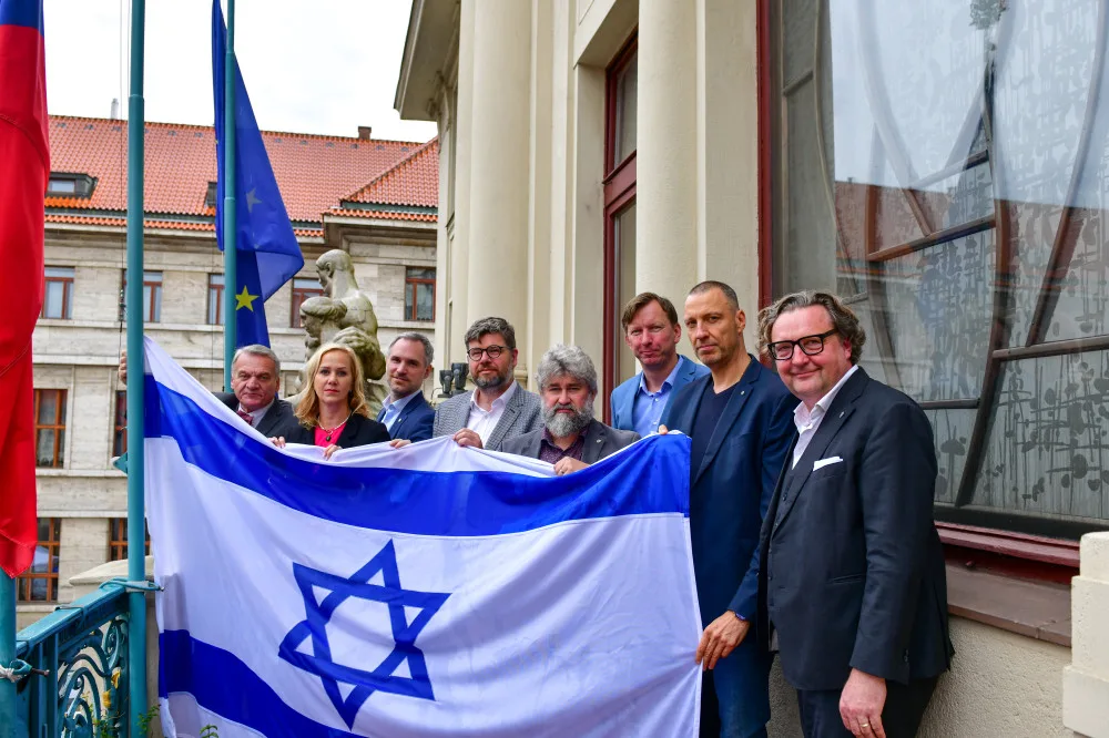 Praha vyvěsila vlajku Izraele, zvažuje i finanční pomoc