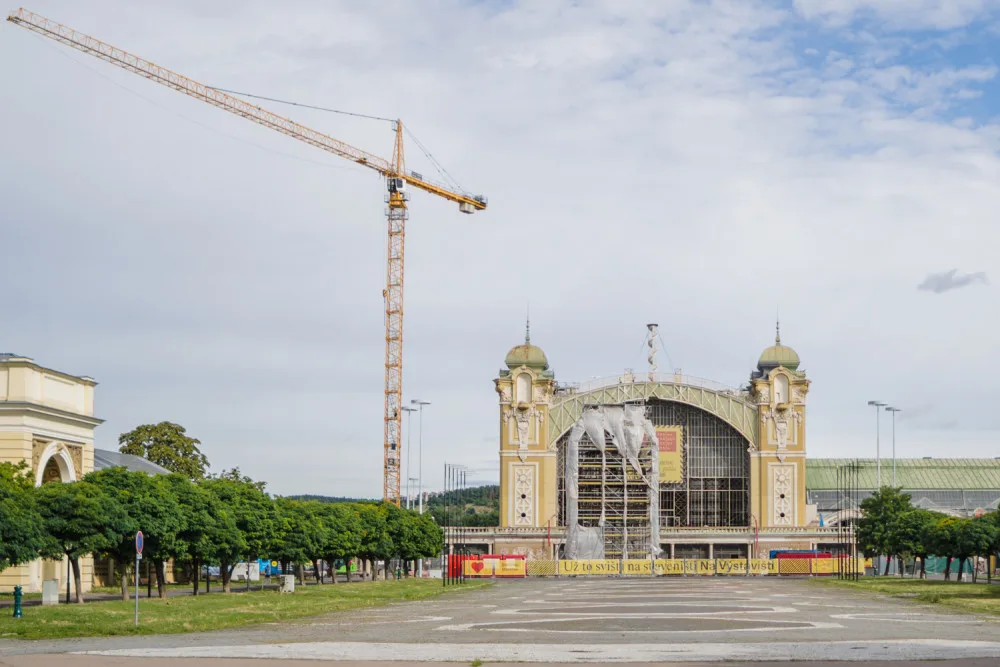 Dělníci při opravě Průmyslového paláce vztyčili první oblouky ocelové konstrukce