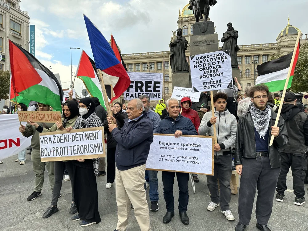 V Praze se dnes sešli lidé na podporu Palestiny i Izraele, přišla Černochová