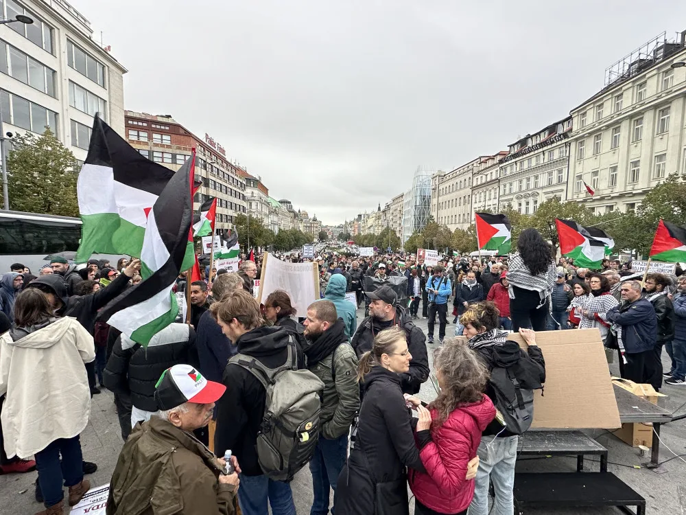 V Praze se dnes sešli lidé na podporu Palestiny i Izraele, přišla Černochová