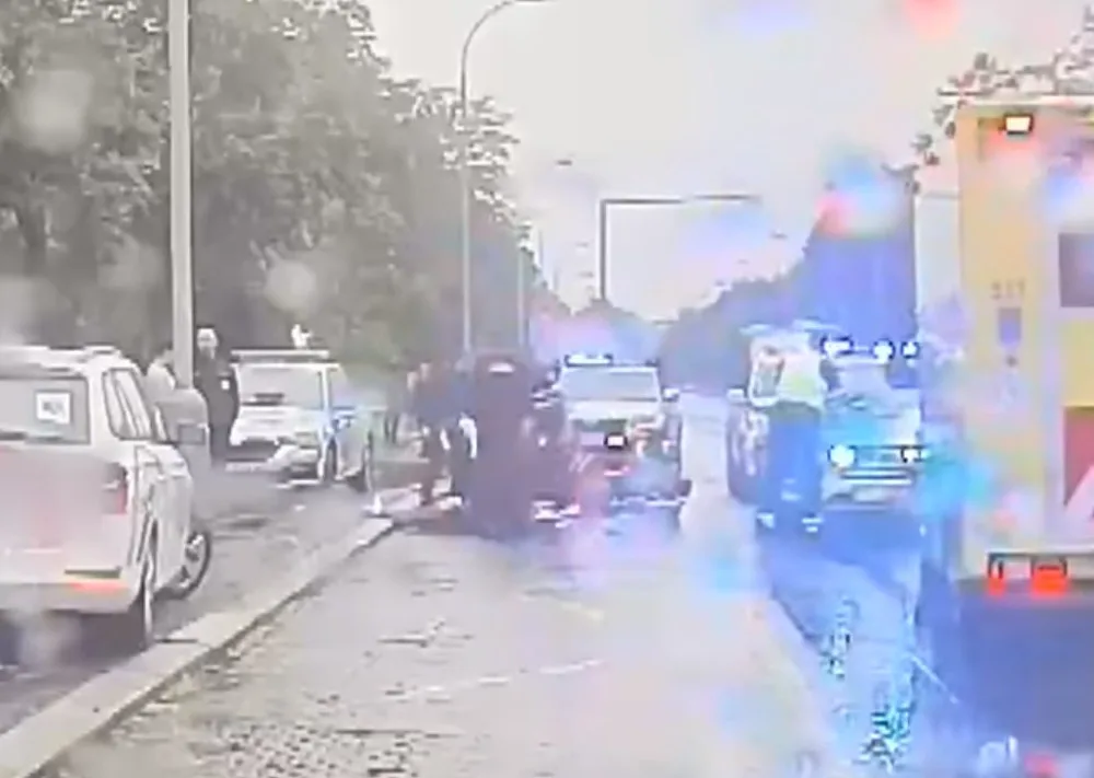 VIDEO: Muž zkolaboval na zastávce. Zachránily ho ženy, které ho začaly oživovat