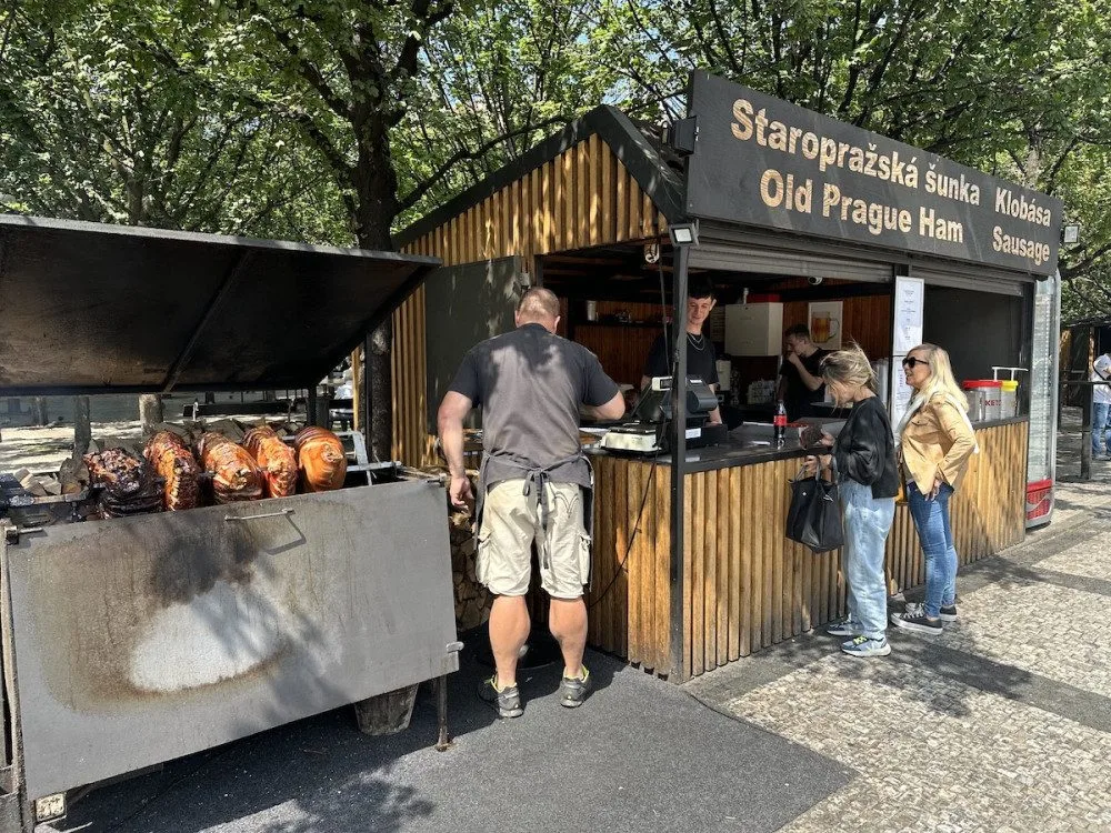 Natahuje turisty a kryje se nadací pro děti. Kritizovaný stánek s šunkou v Praze skončí