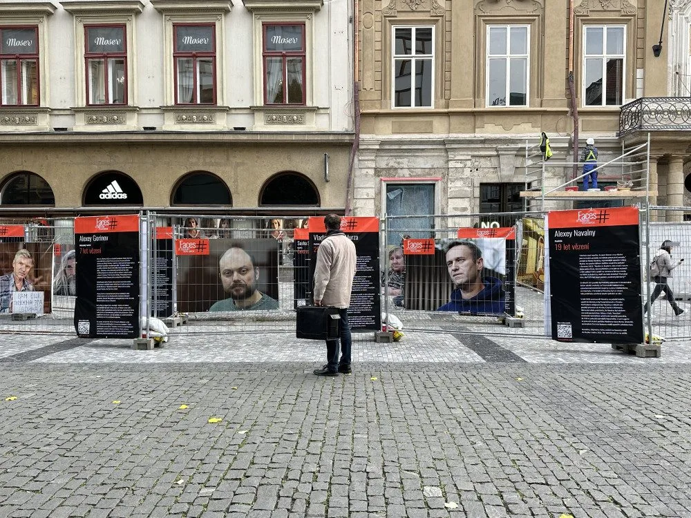 Slavný Navalnyj i seniorka, co prý napadla policisty. Výstava v centru Prahy připomíná ruské politické vězně