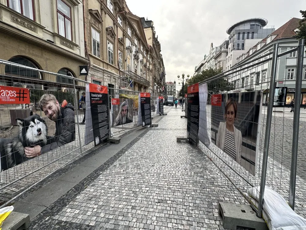 Slavný Navalnyj i seniorka, co prý napadla policisty. Výstava v centru Prahy připomíná ruské politické vězně