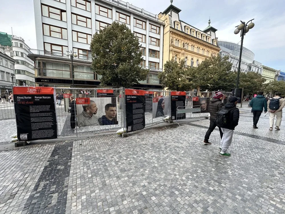 Slavný Navalnyj i seniorka, co prý napadla policisty. Výstava v centru Prahy připomíná ruské politické vězně
