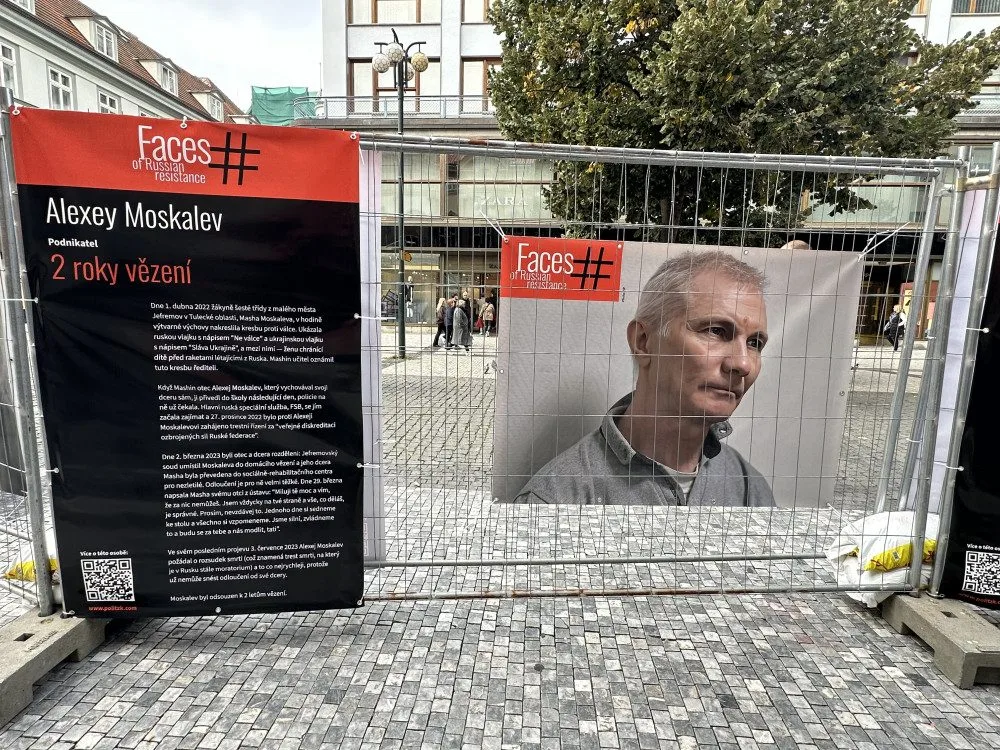Slavný Navalnyj i seniorka, co prý napadla policisty. Výstava v centru Prahy připomíná ruské politické vězně