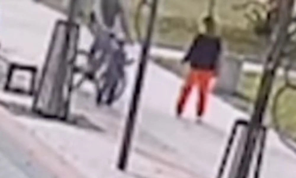 VIDEO: Cyklista srazil chlapečka na chodníku k zemi, mávl rukou a jel dál. Dítě skončilo v nemocnici