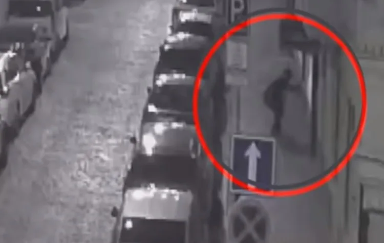 VIDEO: Muž sprejoval na dům. Strážníkům tvrdil, že má špinavé ruce, protože je malíř