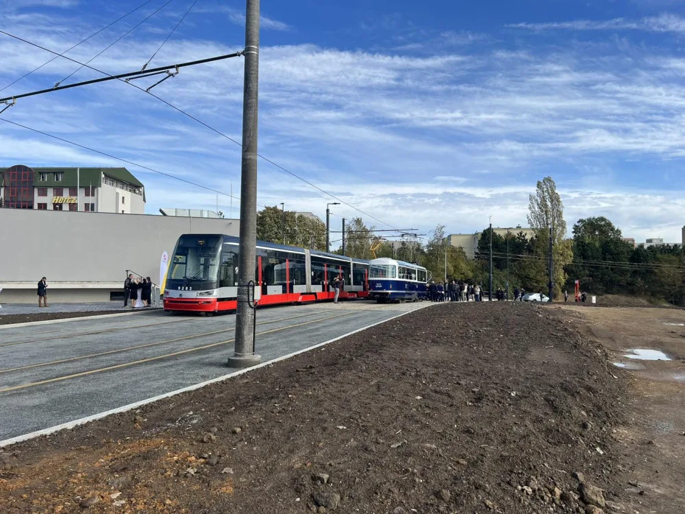 VIDEO: Dopravní podnik otevřel novou tramvajovou trať. Vede z Divoké Šárky až k Ruzyni