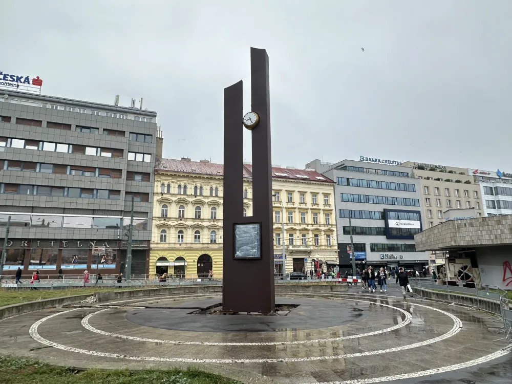 Na Florenc se vrací unikátní hodiny, původní plastiku nahradila replika